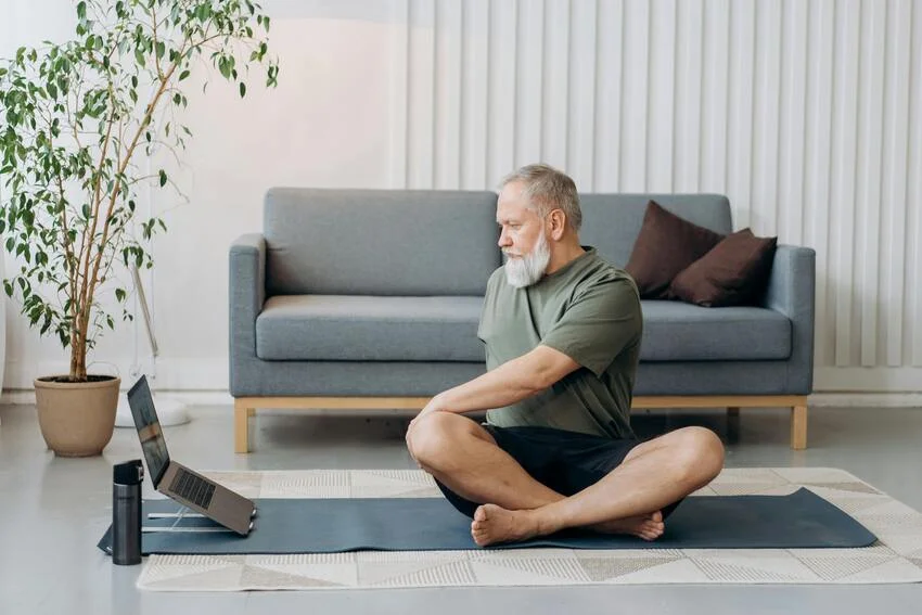 yoga posture torsion assise