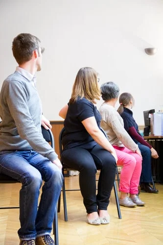 yoga en entreprise sur chaise